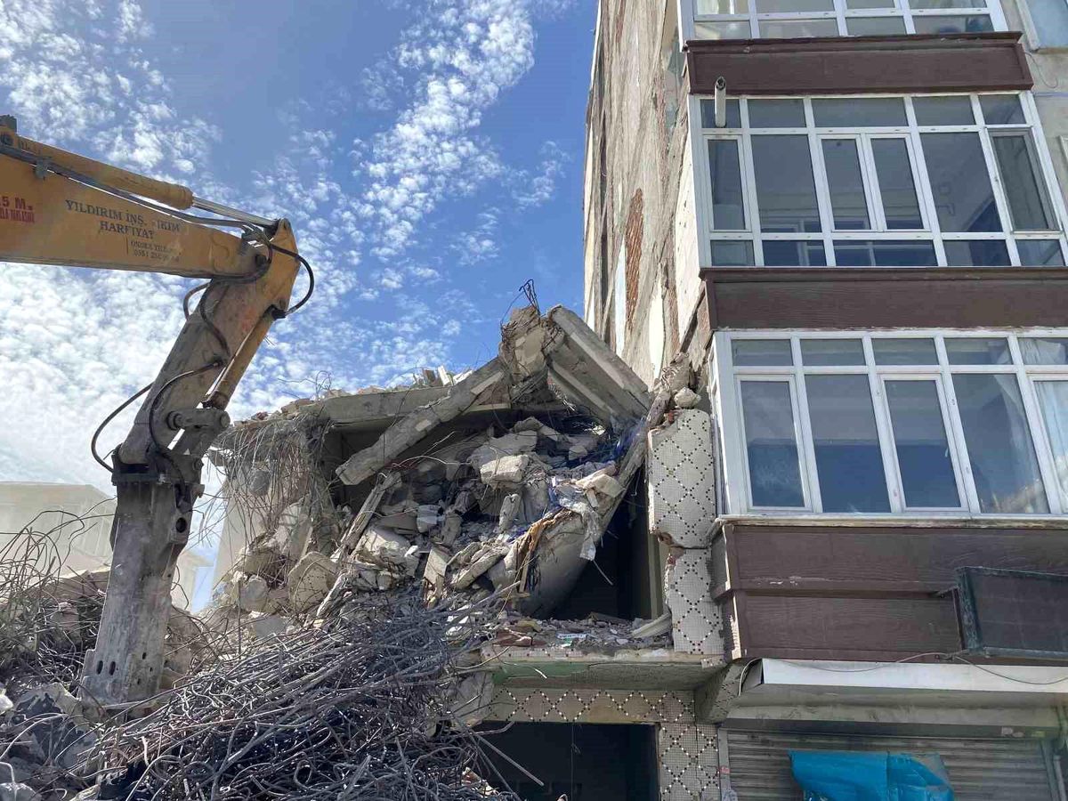 Avcılar\'da Kentsel Dönüşümde Skandal: Yıkılan Binanın Bitişiğindeki Balkon Duvarı Yok