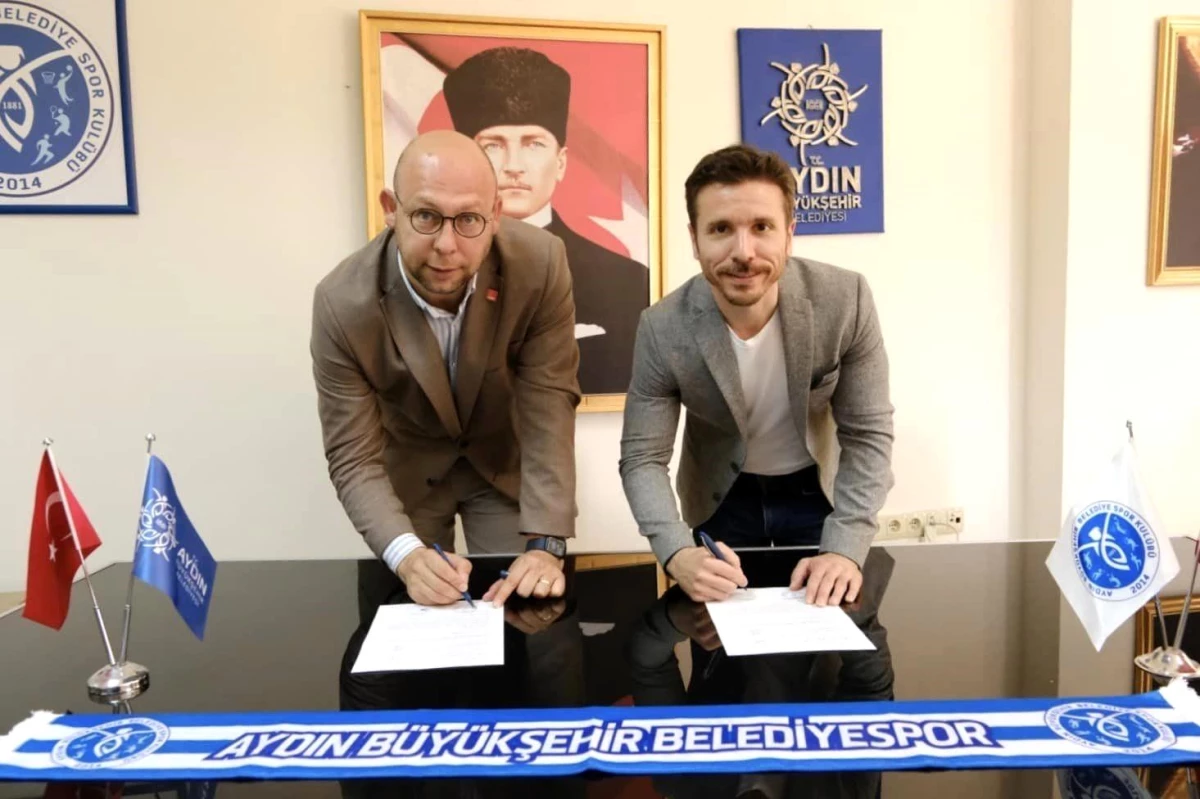 Aydın Büyükşehir Belediyesi Kadın Voleybol Takımı Antrenörü Alper Hamurcu ile Yeni Sözleşme İmzaladı