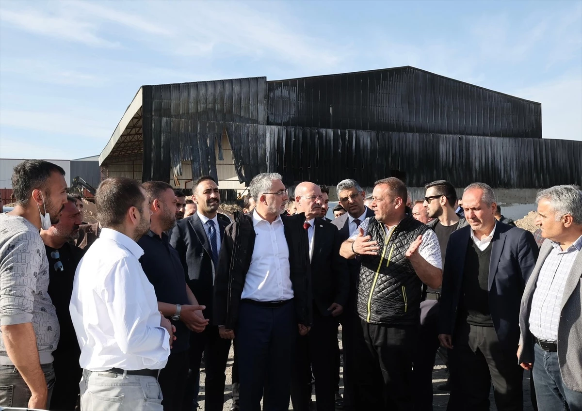 Çalışma ve Sosyal Güvenlik Bakanı Vedat Işıkhan, Hurdacılar Sanayi Sitesi\'ndeki yangın sahasında incelemelerde bulundu