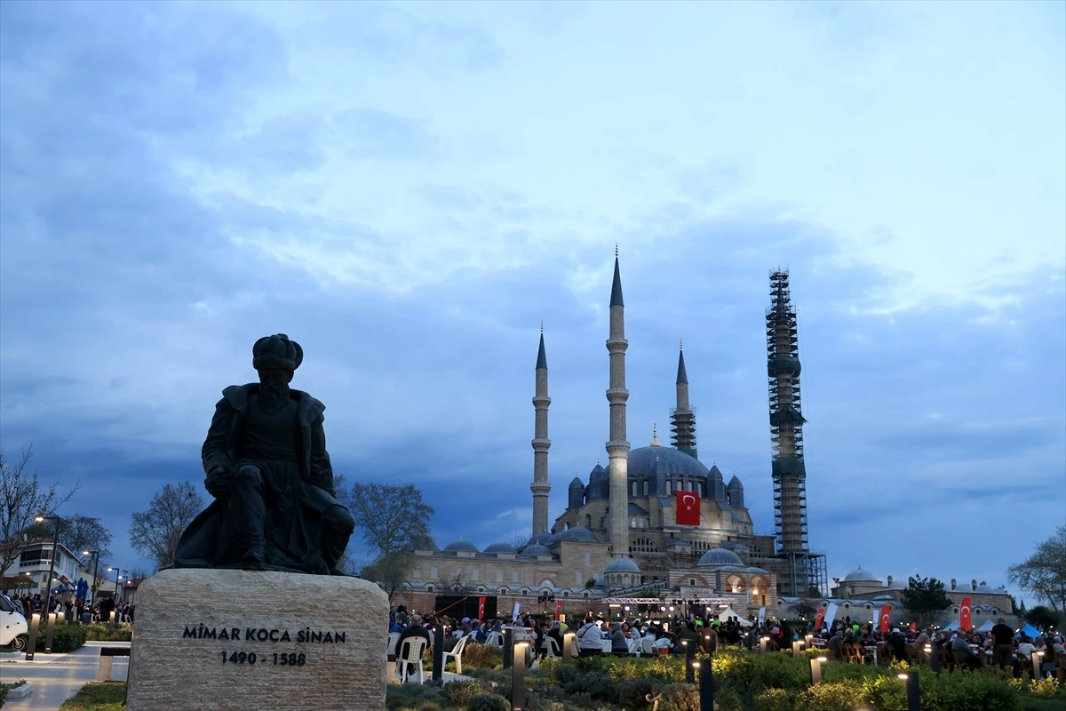 Edirne Valiliği Balkan Şehirleri İş Birliği Edirne Platformunca Selimiye Meydanı\'nda 5 bin kişilik iftar programı düzenlendi