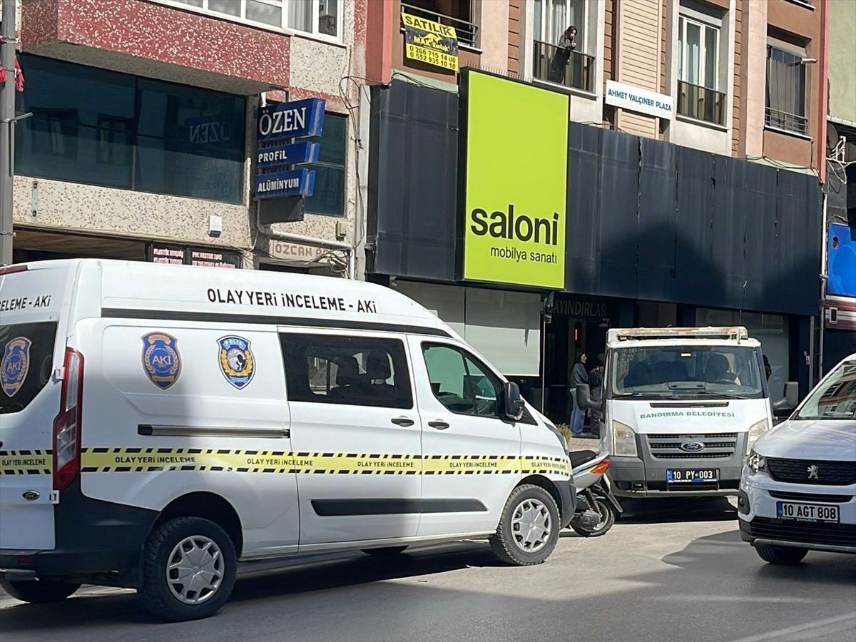 Bandırma\'da cam silerken düşen kadın hayatını kaybetti