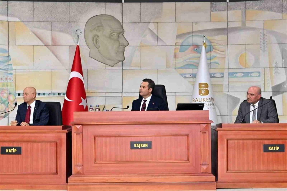Balıkesir Büyükşehir Belediye Başkanı Ahmet Akın, yöneticilerle toplantı yaptı