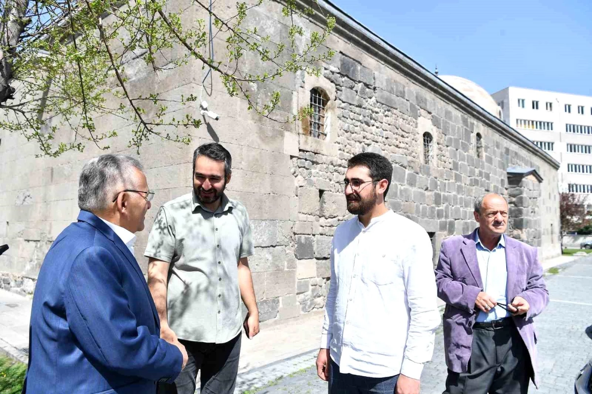 Kayseri Büyükşehir Belediye Başkanı Gülük Camii\'nde İncelemelerde Bulundu