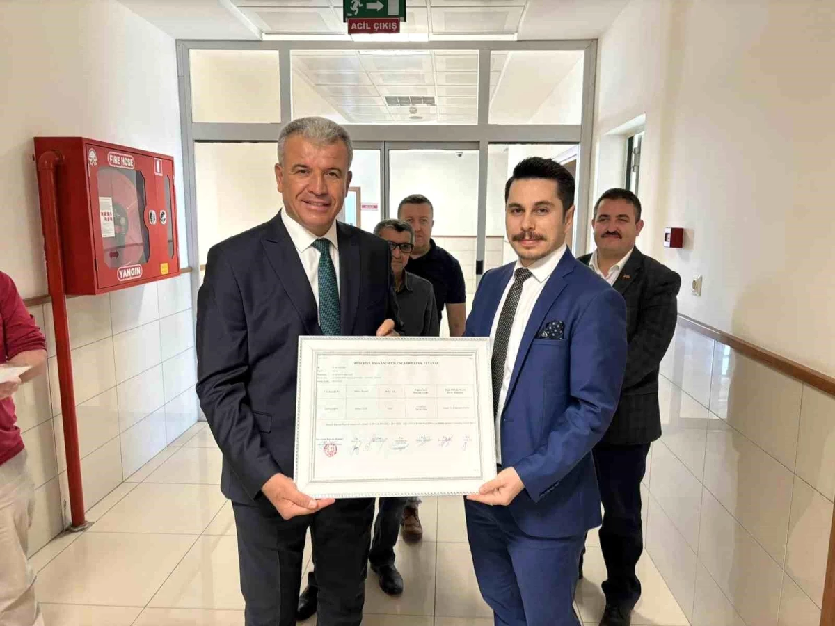 Karabiga Belediye Başkanı Ahmet Elbi mazbatasını aldı