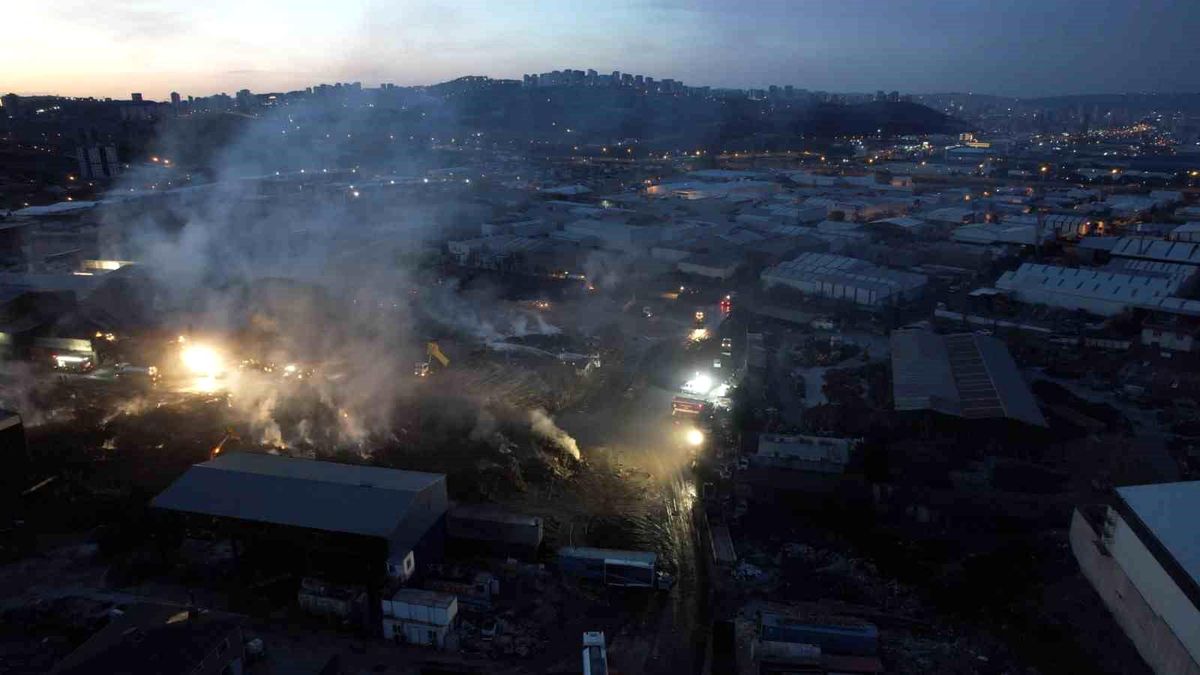 Ankara Yenimahalle\'de Sanayi Bölgesinde Çıkan Yangın Kontrol Altına Alındı