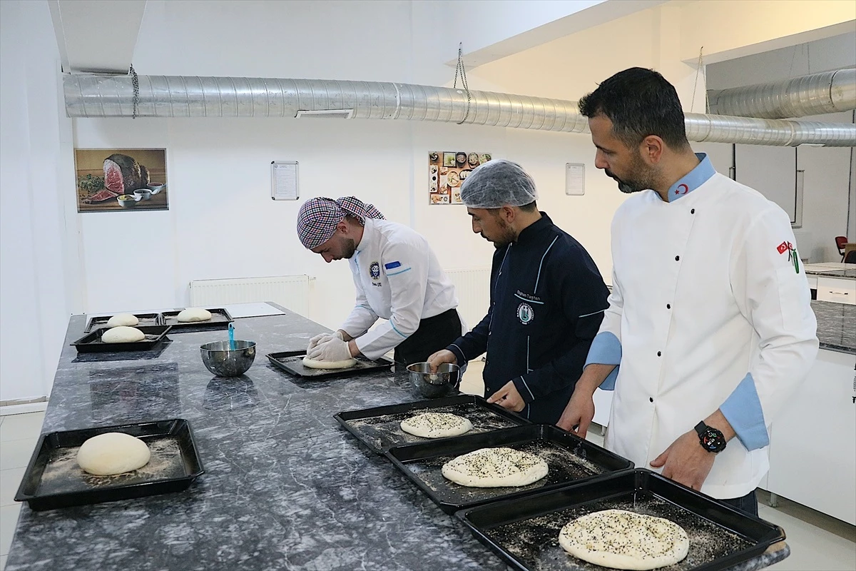 Bayburt Üniversitesi Aşçılık Programı Öğrencileri Yöresel ve Dünya Mutfağını Öğreniyor