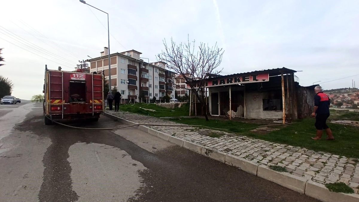 Çorum\'un Sungurlu ilçesinde boş bir dükkanda çıkan yangın söndürüldü