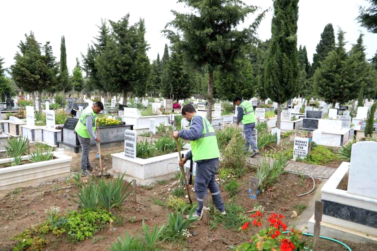 Burhaniye Belediyesi Mezarlıkları Bayrama Hazırladı