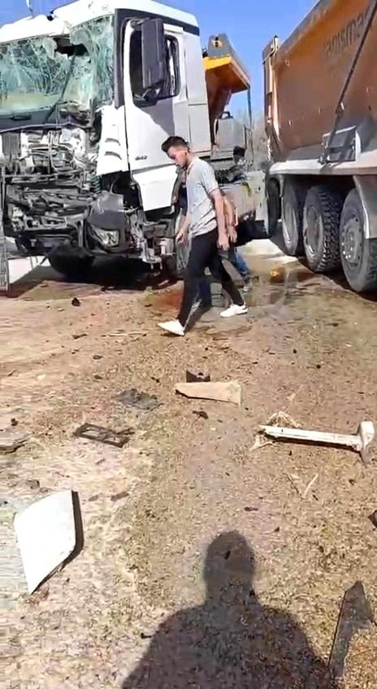 Bursa\'da 2 hafriyat kamyonu çarpıştı: 2 kişi yaralandı