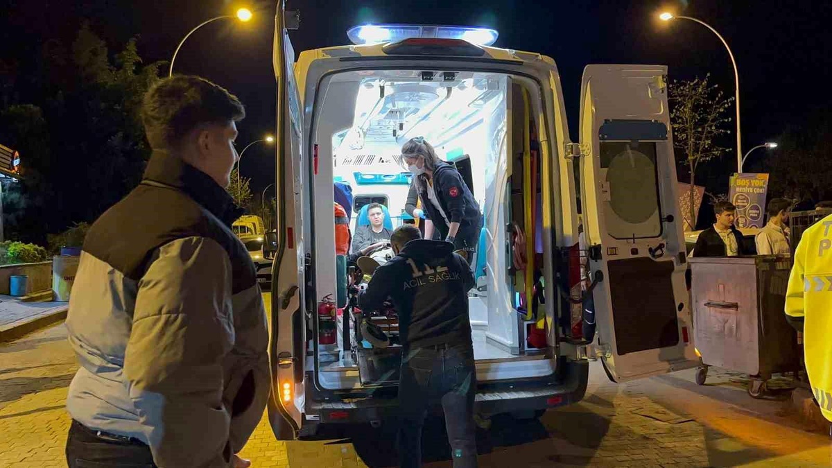 Bursa\'da Motosiklet Kazası: Ehliyetsiz Sürücü İki Kardeşi Yaraladı