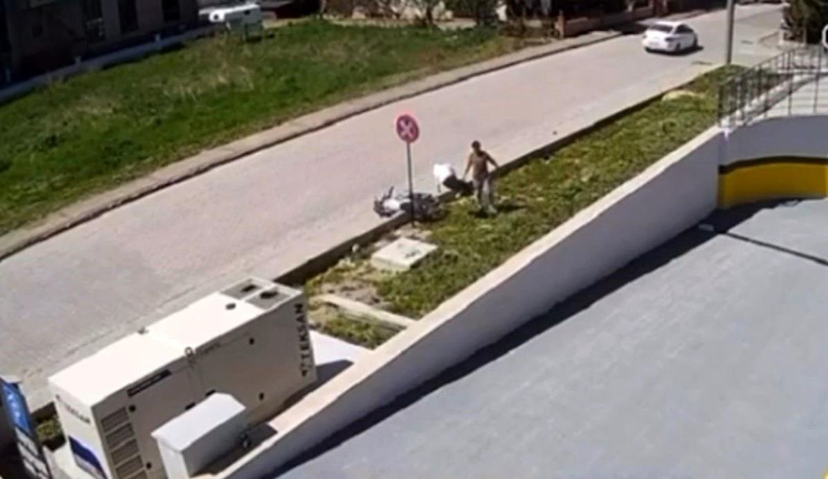 Çanakkale\'de tek teker üzerinde seyreden motosiklet refüje çarptı, 2 kişi yaralandı