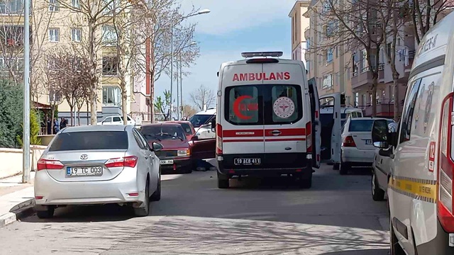 Cezaevi firarisi, eşini öldürmek için gittiği evde polisi görünce kendini vurdu Cezaevi firarisi, eşini öldürmek için gittiği evde polisi görünce kendini vurdu