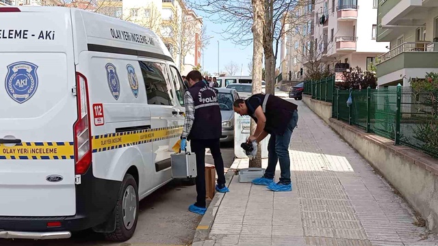 Cezaevi firarisi, eşini öldürmek için gittiği evde polisi görünce kendini vurdu Cezaevi firarisi, eşini öldürmek için gittiği evde polisi görünce kendini vurdu