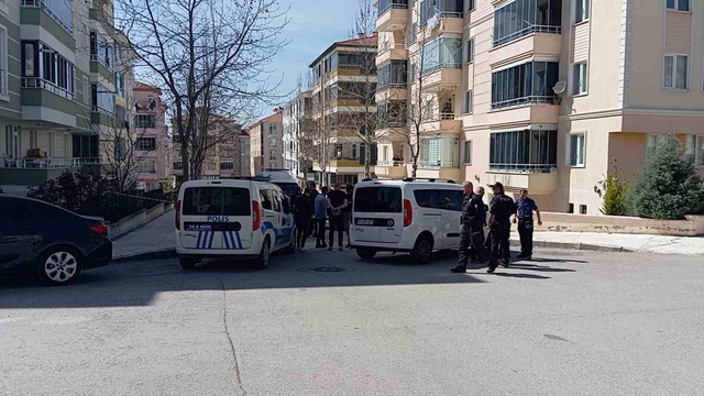 Cezaevi firarisi, eşini öldürmek için gittiği evde polisi görünce kendini vurdu Cezaevi firarisi, eşini öldürmek için gittiği evde polisi görünce kendini vurdu