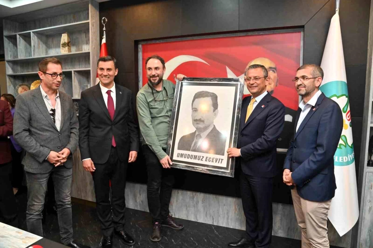 CHP Genel Başkanı Özgür Özel, Manisa Büyükşehir Belediye Başkanı Ferdi Zeyrek\'i ziyaret etti