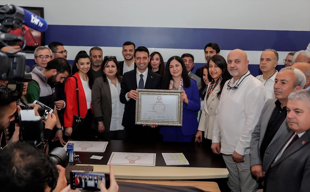 CHP\'den Bayraklı ve Karabağlar ilçelerinden belediye başkanlığına seçilen İrfan Önal ve Helil Kınay mazbatalarını aldı