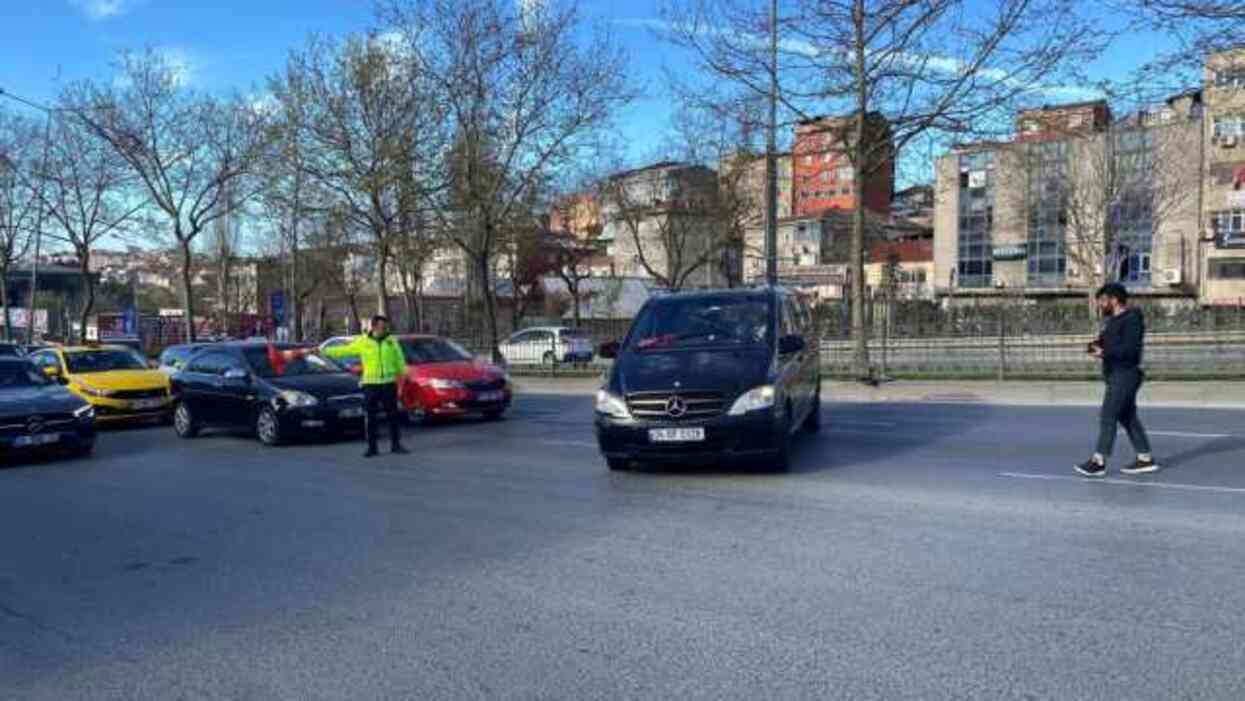 Çocuklar, el frenini indirdi, kayan araç kaza yaparak caddeye çıktı Çocuklar, el frenini indirdi, kayan araç kaza yaparak caddeye çıktı