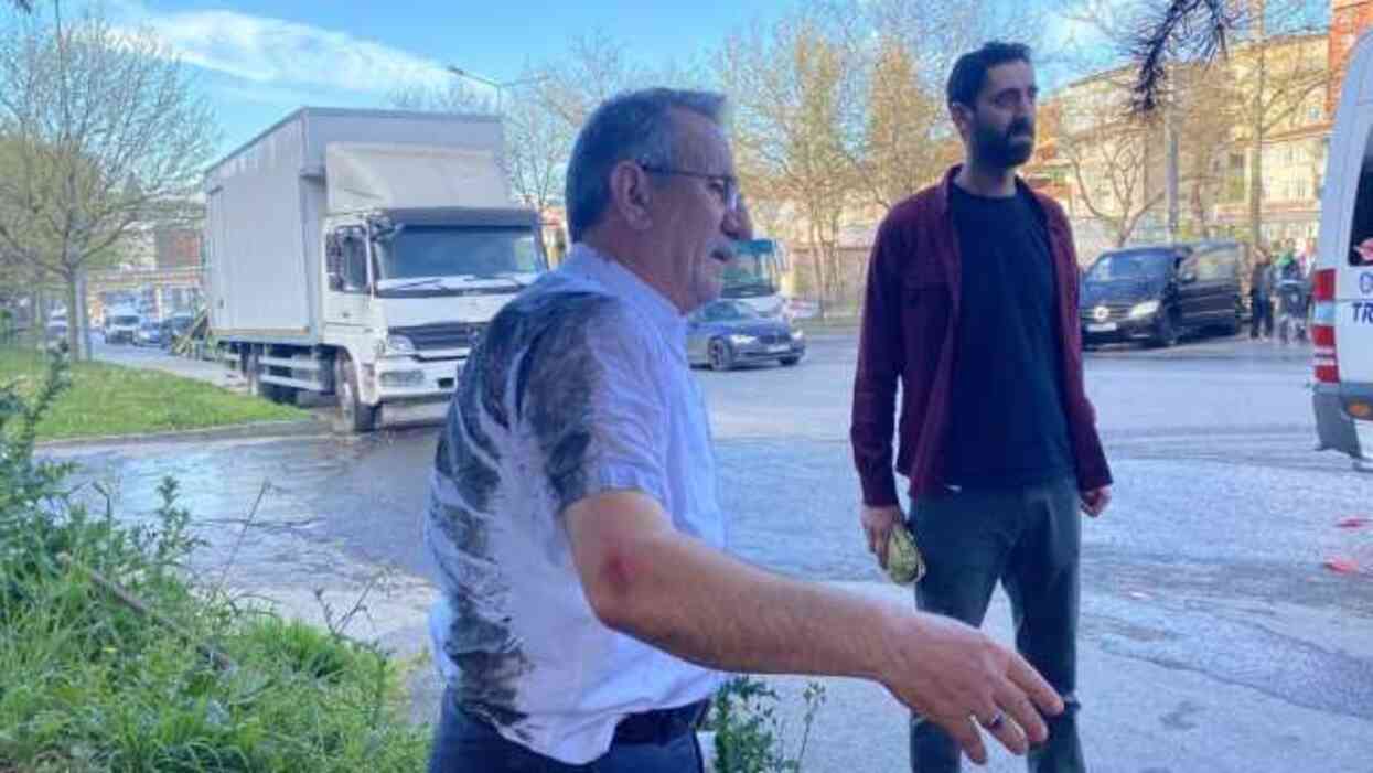 Çocuklar, el frenini indirdi, kayan araç kaza yaparak caddeye çıktı Çocuklar, el frenini indirdi, kayan araç kaza yaparak caddeye çıktı