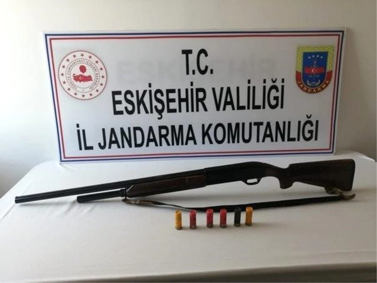 Eskişehir\'de Ruhsatsız Silah Operasyonu: Çok Sayıda Silah ve Mühimmat Ele Geçirildi