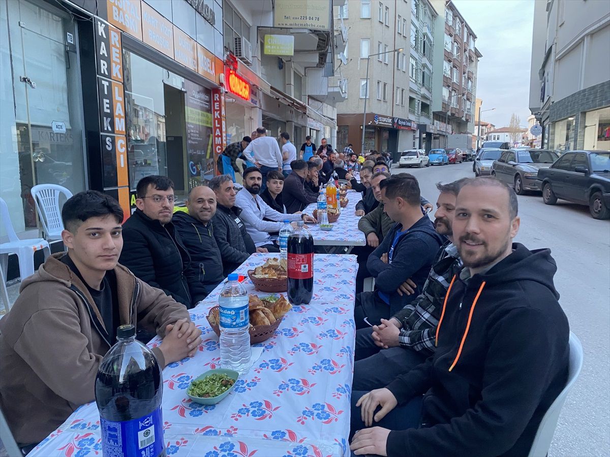 Çorum\'da Alaybey Caddesi\'nde Esnafın İftar Sofrası