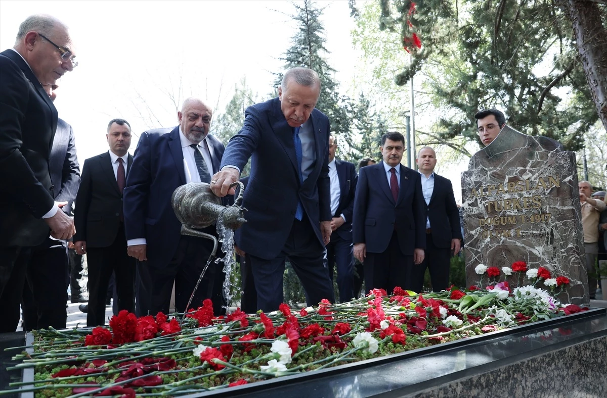 Cumhurbaşkanı Erdoğan, Alparslan Türkeş\'in anıt mezarını ziyaret etti