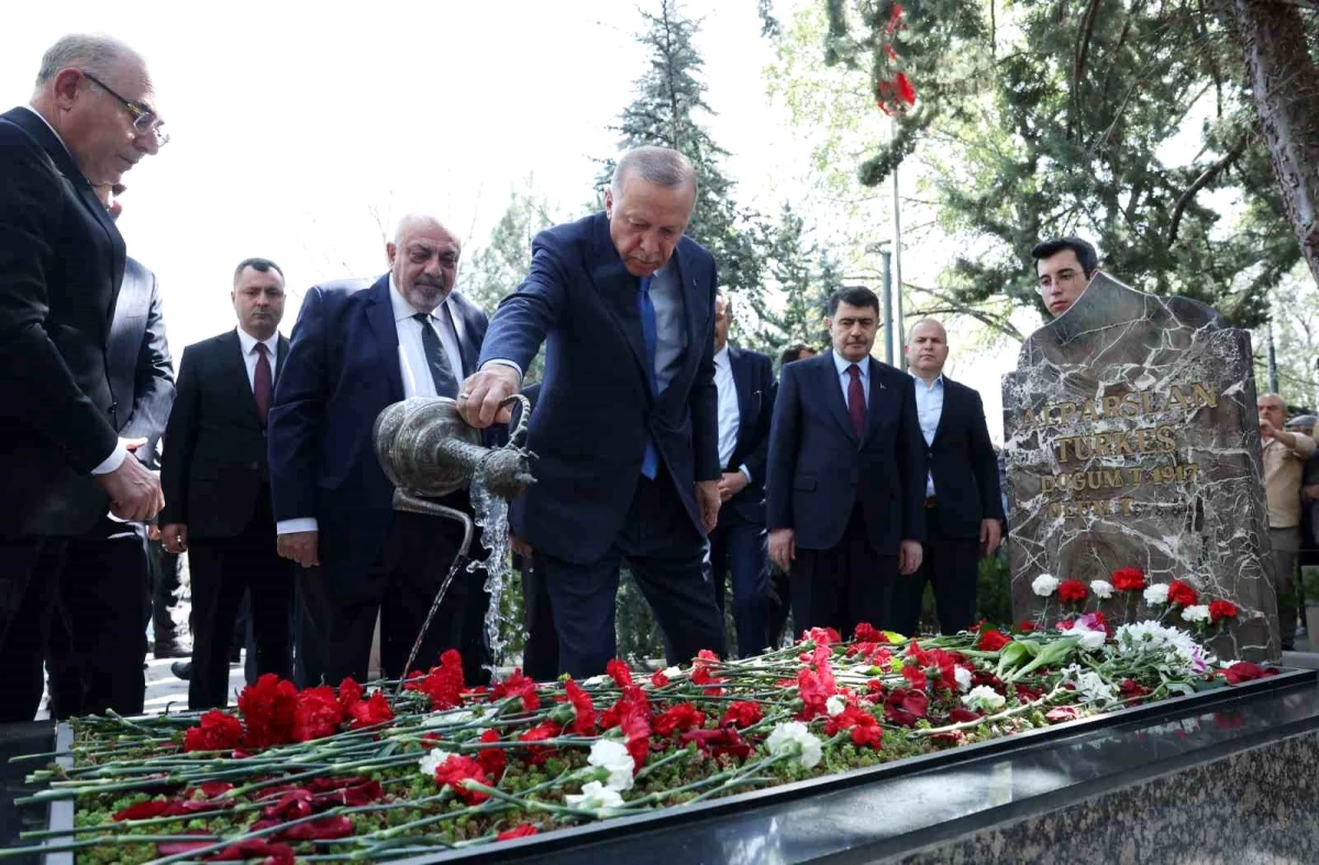 Cumhurbaşkanı Erdoğan Alparslan Türkeş\'in kabrini ziyaret etti