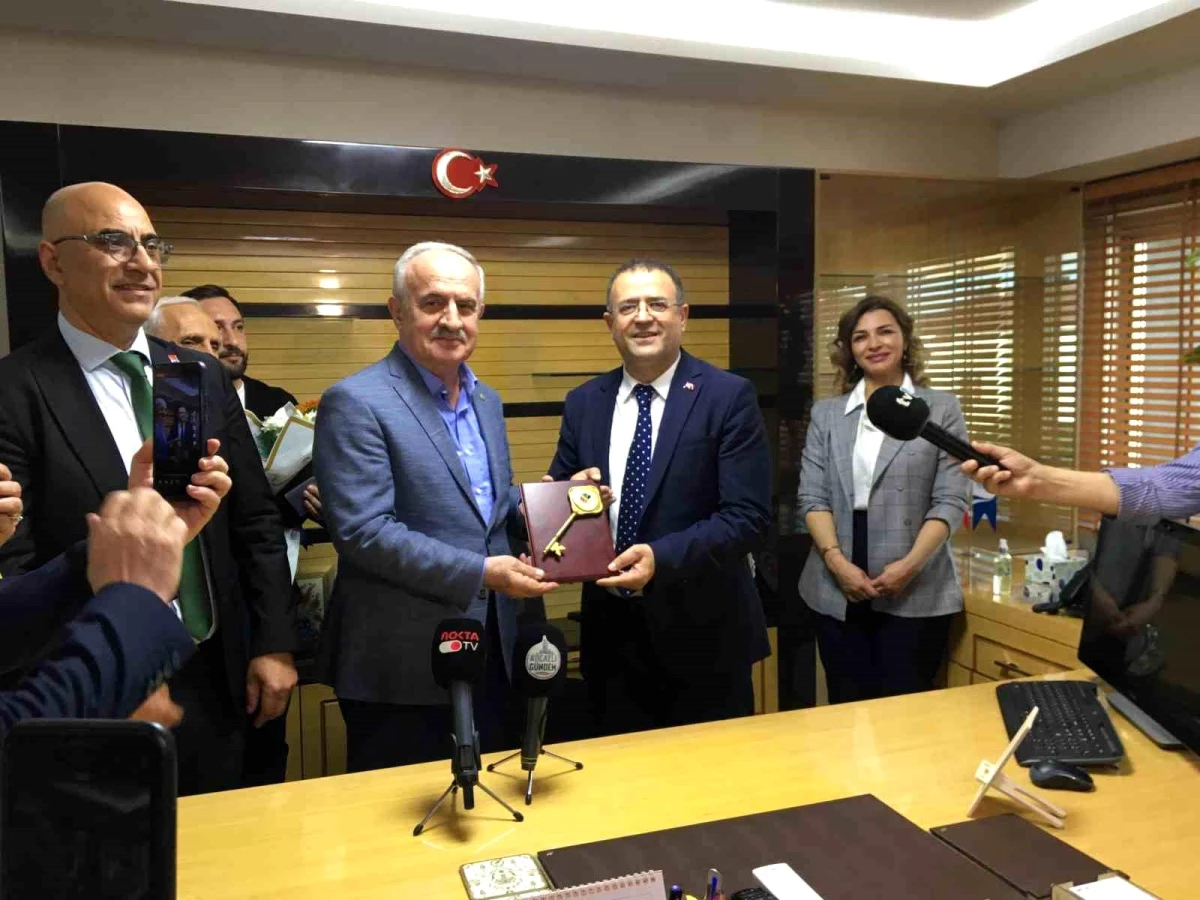 CHP\'den Derince Belediye Başkanı Sertif Gökçe göreve başladı