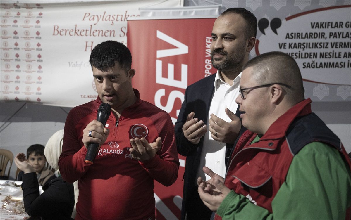 Down sendromlu milli sporcular, Ankara\'da iftar çadırında yemek servisi yaptı