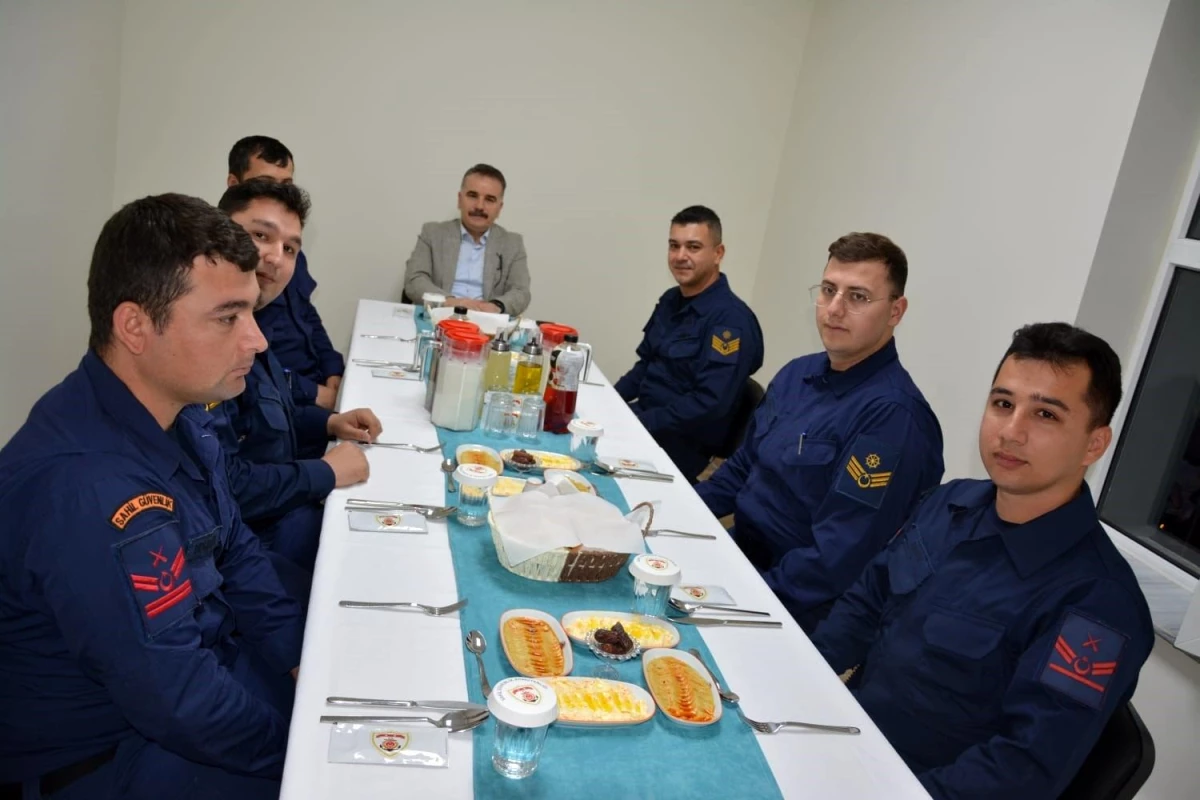Edremit Kaymakamı Ahmet Odabaş, Sahil Güvenlik personeliyle iftar yemeğinde buluştu