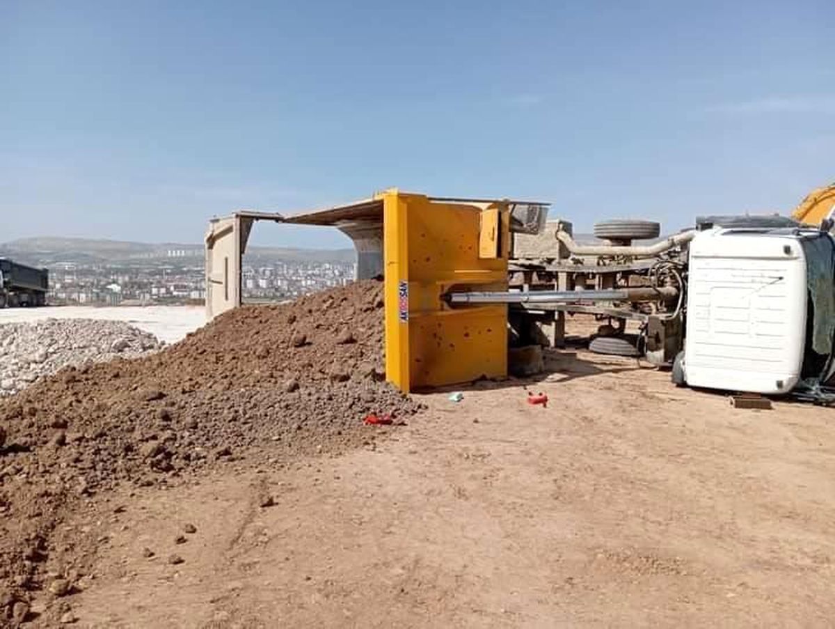 Elazığ\'da kamyon devrildi, 1 kişi yaralandı