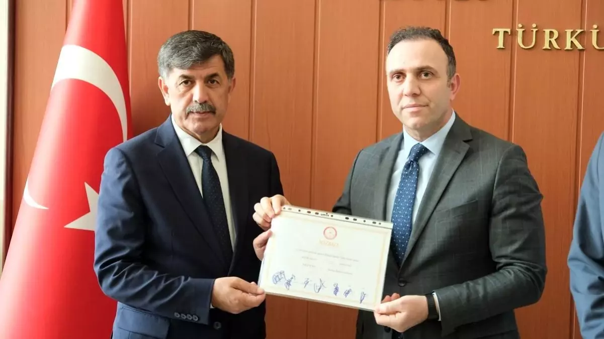 Erzincan Belediye Başkanı Bekir Aksun mazbatasını aldı
