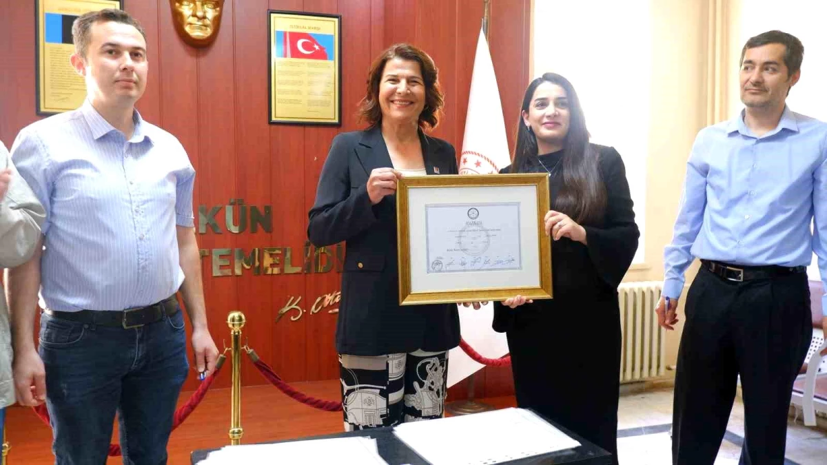 Foça\'nın yeni Belediye Başkanı Saniye Bora Fıçı mazbatasını aldı