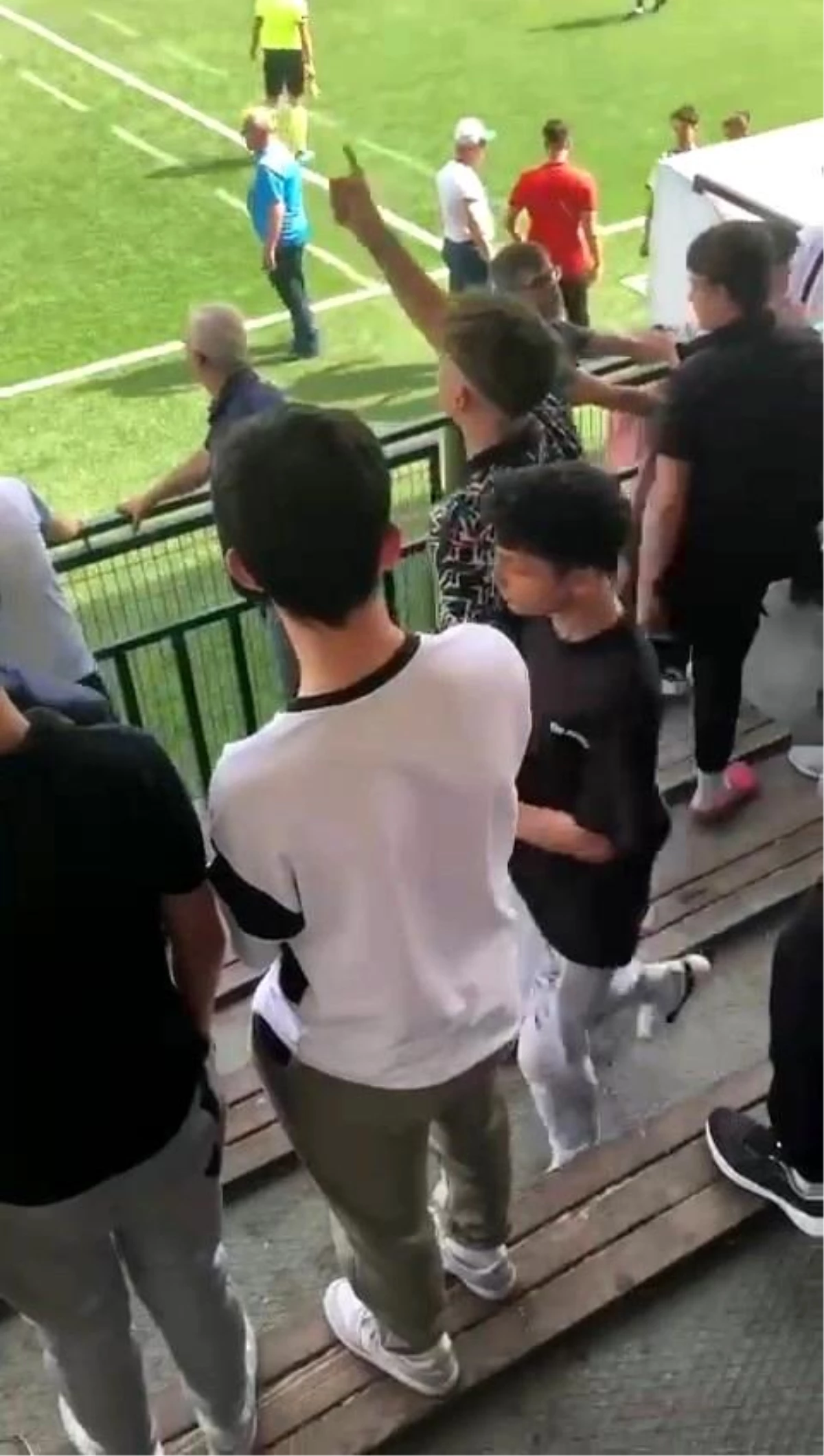 Bursa\'da futbol maçında öfkelenen seyirciler oyunculara bağırdı