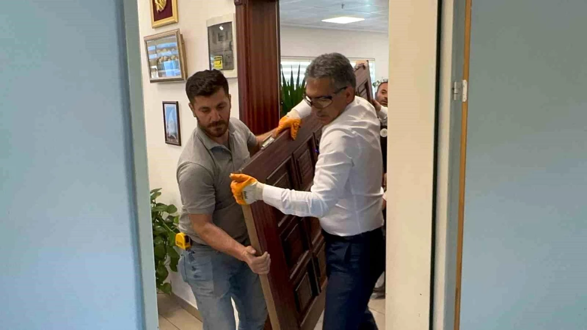 Gemlik Belediye Başkanı Şükrü Deviren Makam Kapısını Söktü