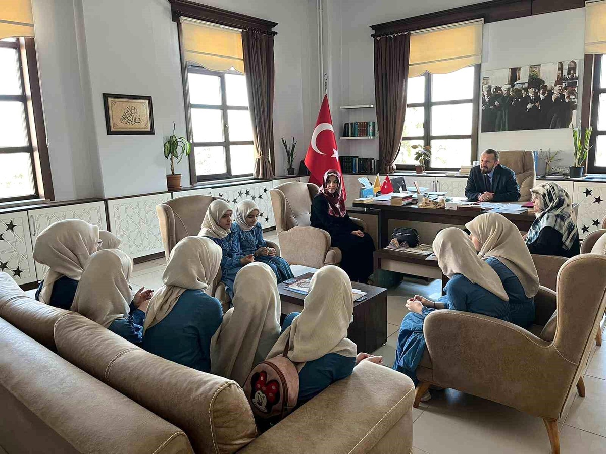 Simav Hafızlık Öğrencileri Filistin\'e Yardım Gönderdi