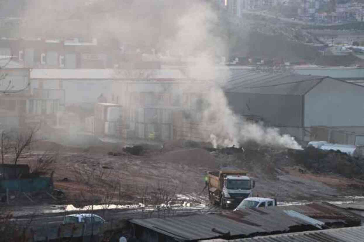 Hurdacılar Sitesi'nde çıkan yangın, 16 saatin ardından kontrol altına alındı