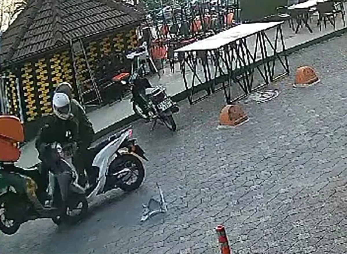 Zonguldak\'ta iki motosiklet sürücüsünün kafa kafaya çarpıştığı kaza anı güvenlik kamerasına yansıdı