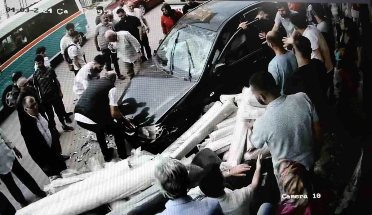 İzmir\'de araç kamyonete ve otomobile çarptı, 7 kişinin arasına daldı