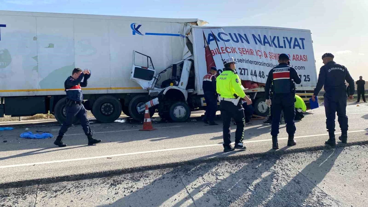 Konya\'da Kamyonet Tıra Arkadan Çarptı: 1 Ölü