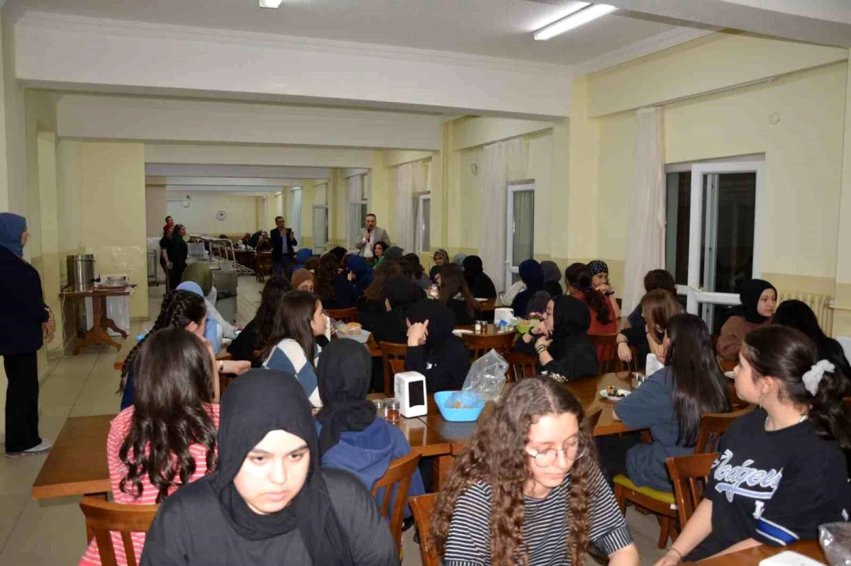 Edremit Kaymakamı ve İlçe Milli Eğitim Müdürü, İmam Hatip Lisesi öğrencileriyle iftar yaptı