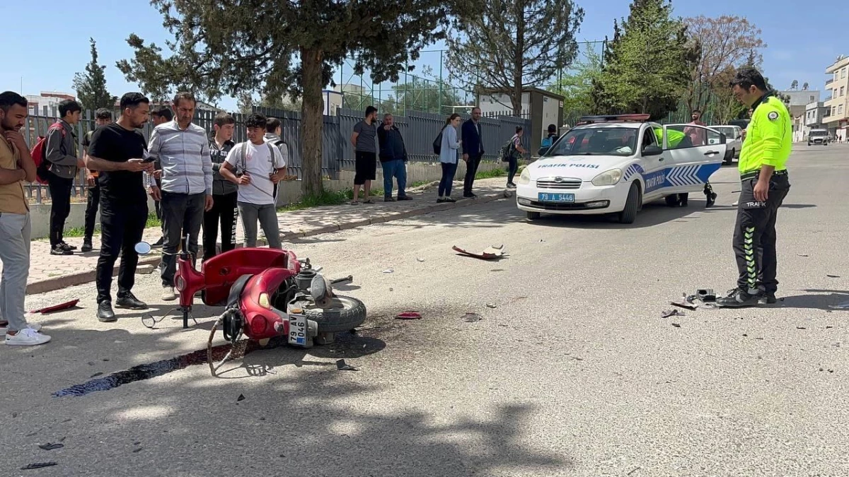 Kilis\'te Motosiklet ile Otomobil Kafa Kafaya Çarpıştı: Motosiklet Sürücüsü Ağır Yaralandı