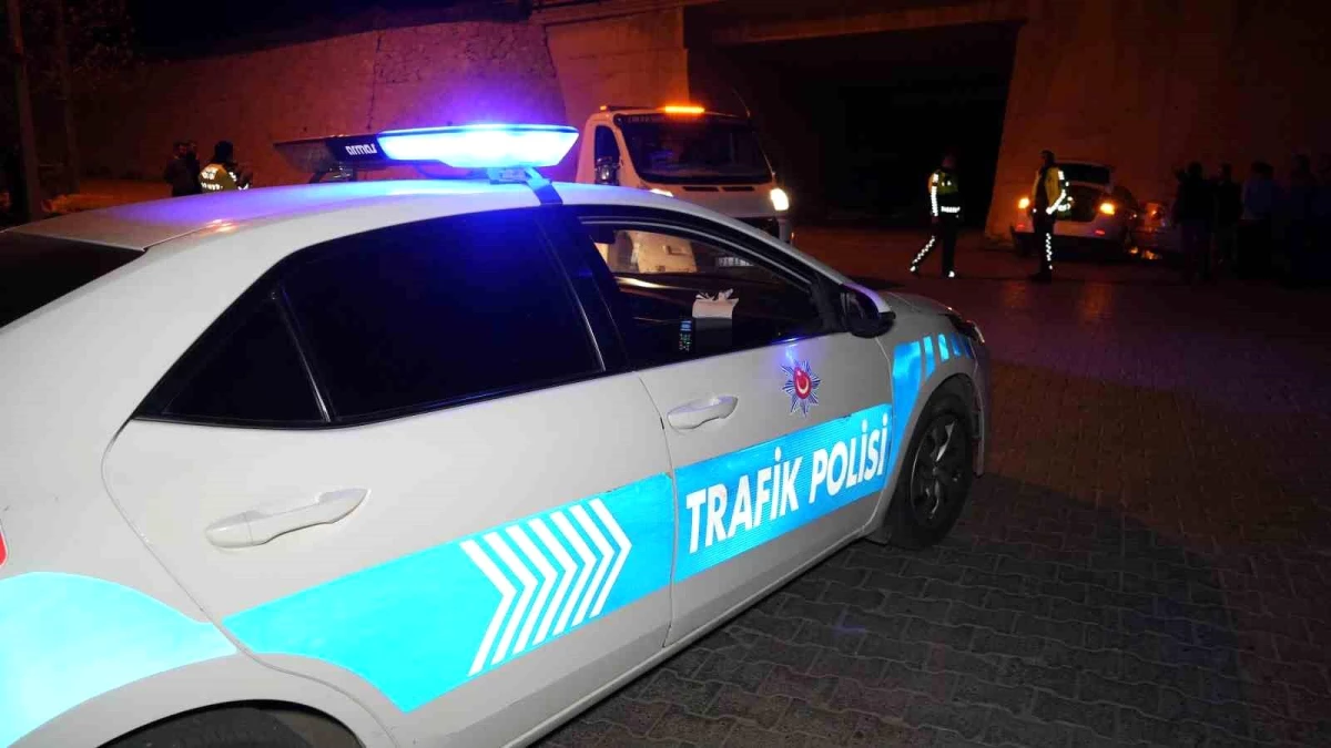Kırıkkale\'de kafa kafaya çarpışan otomobillerde 2 kişi yaralandı