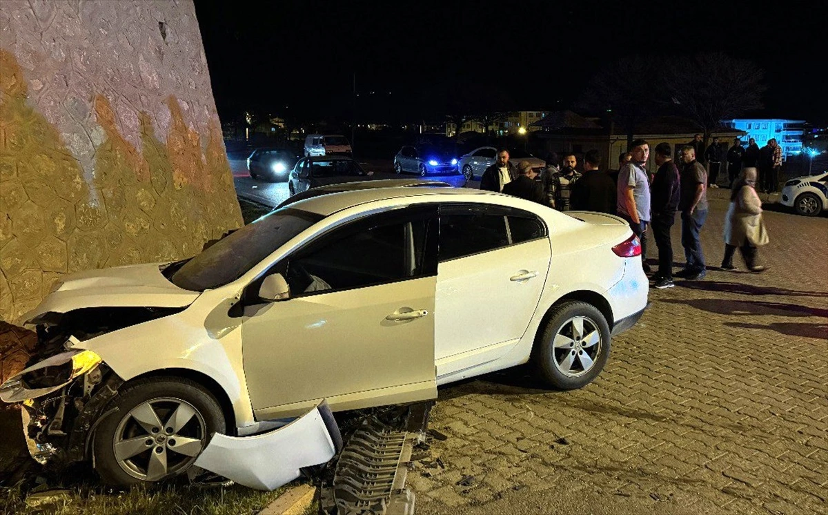 Kırıkkale\'de iki otomobilin çarpışması sonucu 2 kişi yaralandı