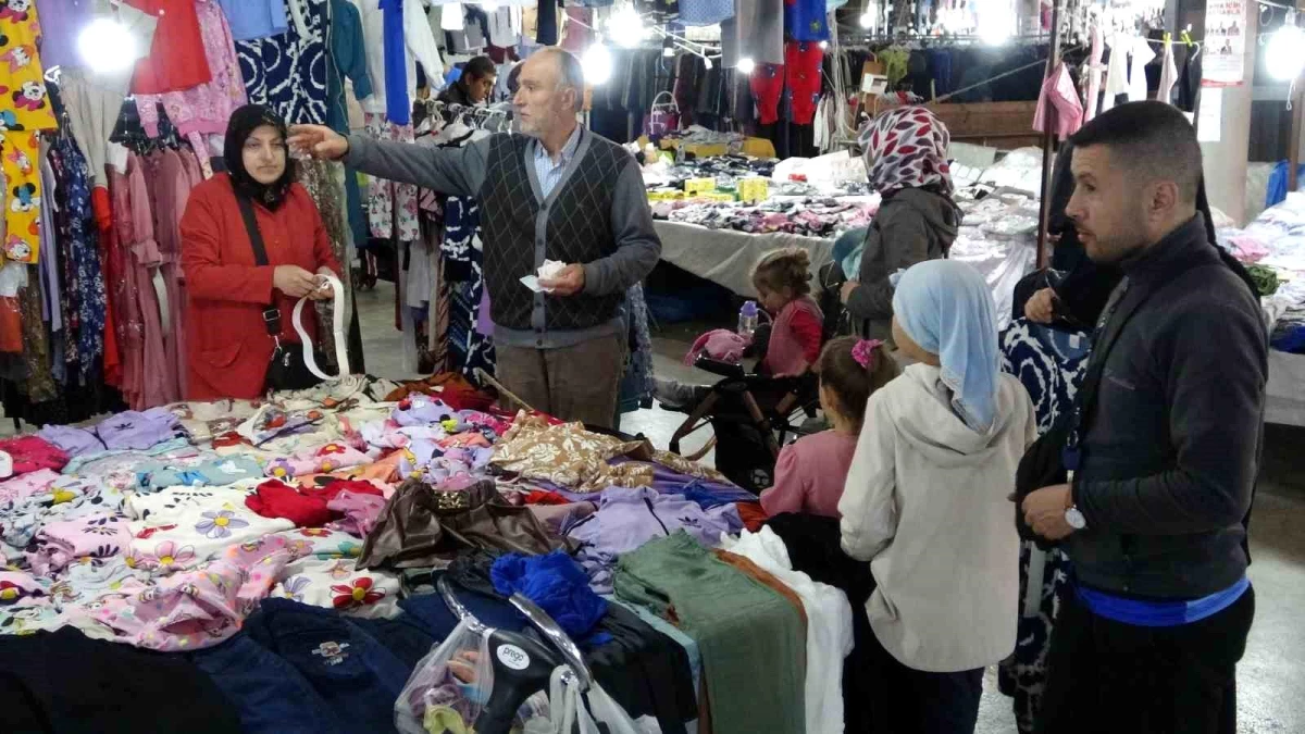 Kütahya\'da Ramazan Bayramı Kıyafet Pazarı Vatandaşların Akınına Uğruyor