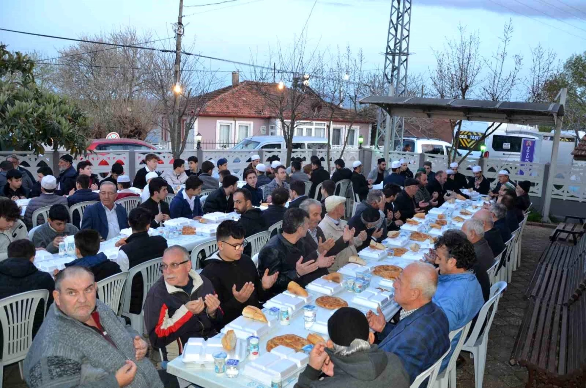 Samsun\'da Tütüncüler Mahallesi\'nde İmece Usulü İftar Yemeği Düzenlendi