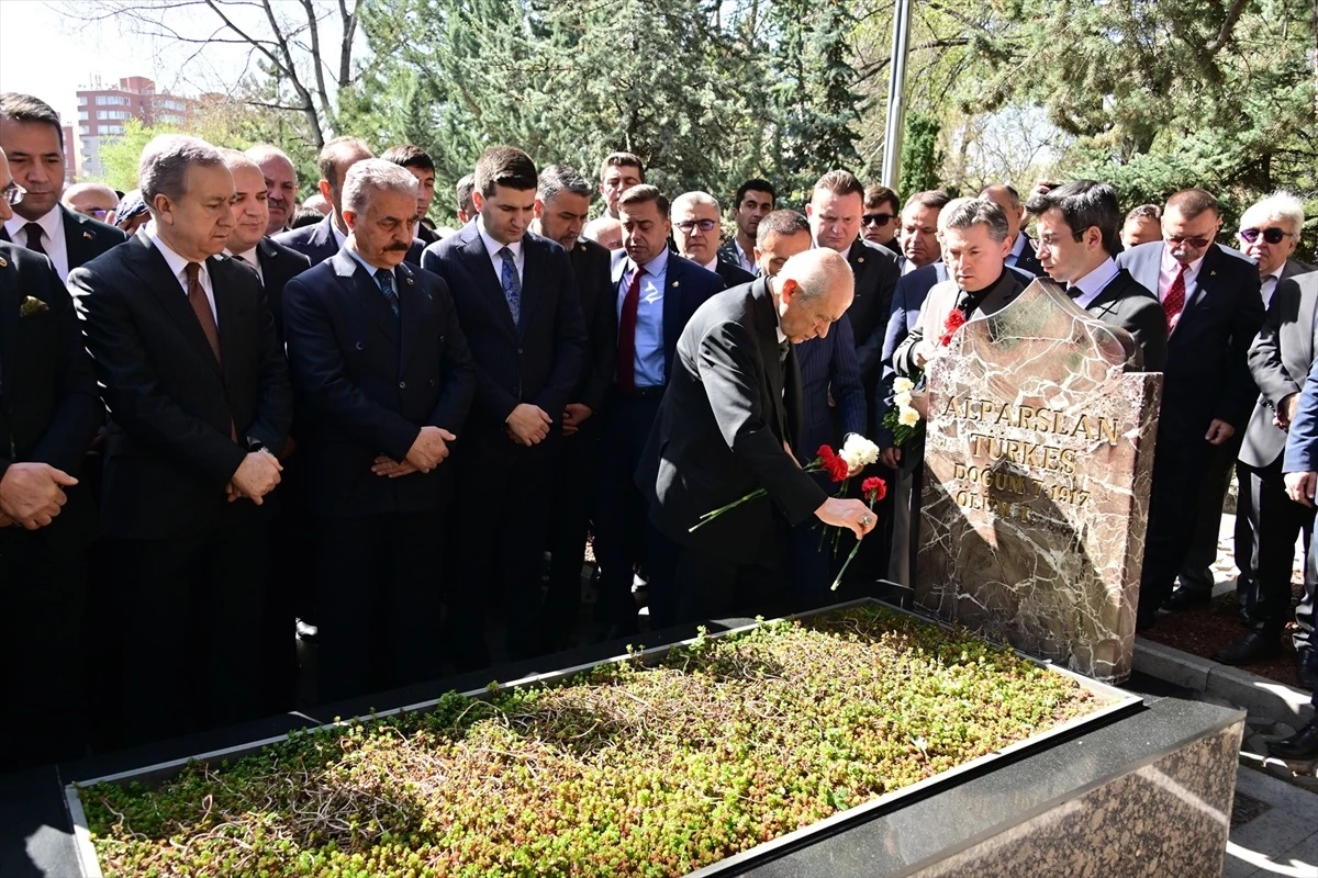 MHP Genel Başkanı Devlet Bahçeli, Alparslan Türkeş\'in anıt mezarını ziyaret etti