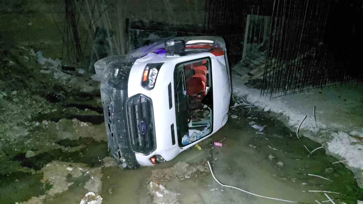 Samsun\'da Minibüs Çukura Düştü: 2 Yaralı
