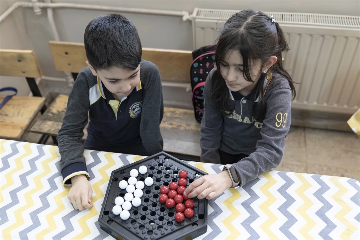 Erzurum\'da eTwinning projesiyle çocuklar kutu oyunlarıyla gelişiyor