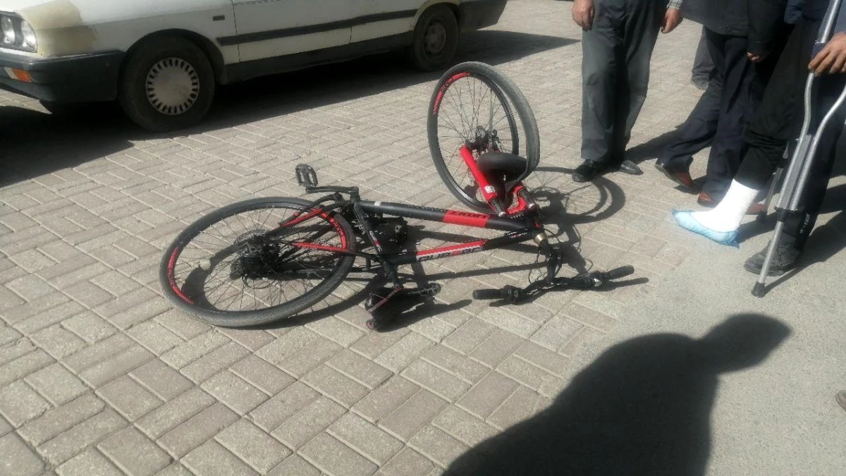 Isparta\'da otomobil ile bisikletin çarpışması sonucu çocuk yaralandı