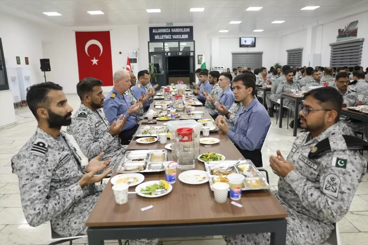Pakistan MİLGEM projesi kapsamında inşa edilen PNS Babur korveti personeli ve leventler iftar yaptı